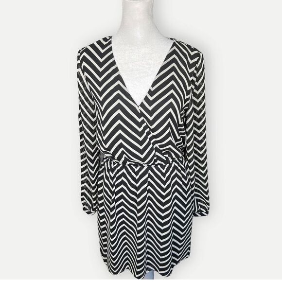 Express Black & White Chevron Sheer Sleeve Lined V-Neck Wrap Dress. XS. NEW. - Picture 2 of 12